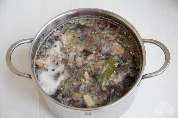 Dried mushroom soup: photo of recipe preparation, step 6