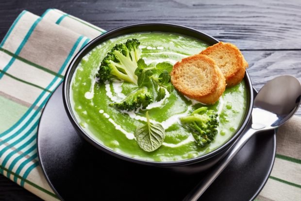 Broccoli puree soup with mint is a simple and delicious recipe how to cook step by step