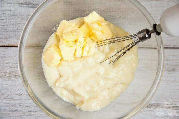 Sponge cake with a layer of custard and jam: photo of recipe preparation, step 10