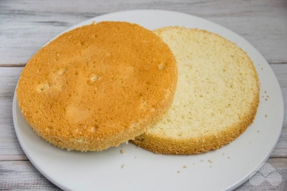 Sponge cake with a layer of custard and jam: photo of recipe preparation, step 11