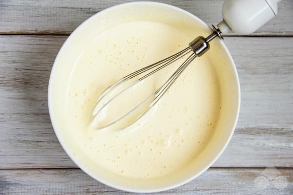 Sponge cake with a layer of custard and jam: photo of recipe preparation, step 2