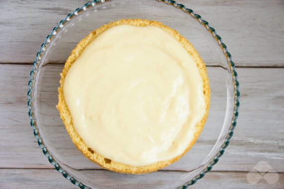 Sponge cake with a layer of custard and jam: photo of recipe preparation, step 12