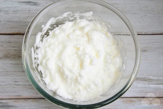 Sponge cake with a layer of custard and jam: photo of recipe preparation, step 3