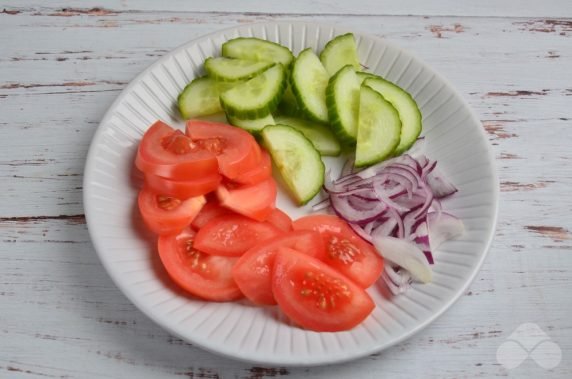 Green salad with cucumbers and purple onions: photo of recipe preparation, step 1