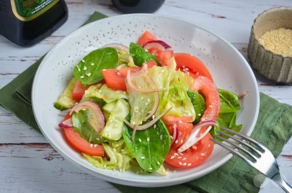 Green salad with cucumbers and purple onions: photo of recipe preparation, step 3