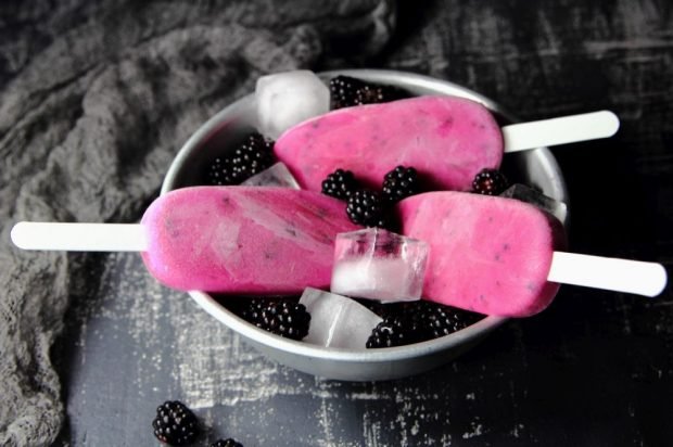 Homemade blackberry ice cream is a simple and delicious recipe, how to cook step by step