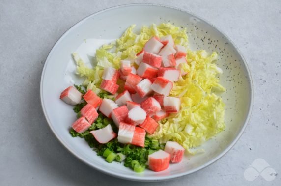 Salad with Peking cabbage, crab sticks and green onions: photo of recipe preparation, step 2