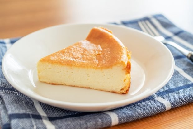 Caramel cheesecake in a slow cooker is a simple and delicious recipe, how to cook step by step