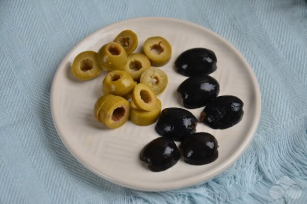 Olivier with boiled sausage, olives and olives: photo of recipe preparation, step 2