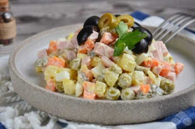 Olivier with boiled sausage, olives and olives: photo of recipe preparation, step 6