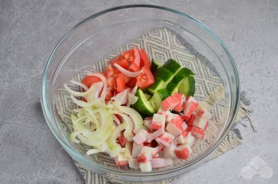 Vegetable salad with crab sticks without mayonnaise: photo of recipe preparation, step 1