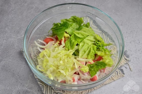 Vegetable salad with crab sticks without mayonnaise: photo of recipe preparation, step 2