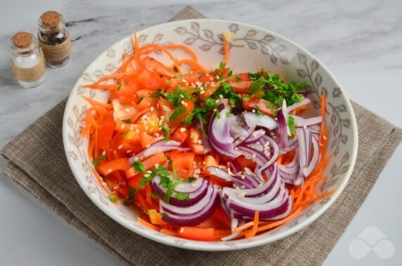 Salad with sweet peppers, carrots and sesame seeds: photo of recipe preparation, step 5