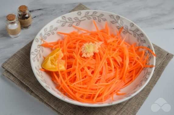 Salad with sweet peppers, carrots and sesame seeds: photo of recipe preparation, step 2