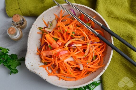 Salad with sweet peppers, carrots and sesame seeds: photo of recipe preparation, step 6