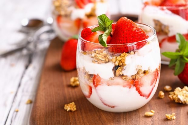 Yogurt dessert with strawberries is a simple and delicious recipe how to cook step by step