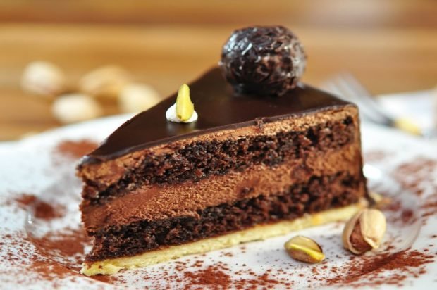 Chocolate cake with praline is a simple and delicious recipe, how to cook step by step