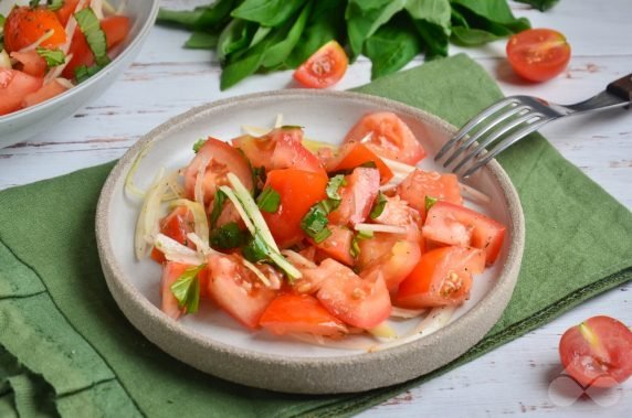 Tomato salad with onion and basil: photo of recipe preparation, step 3