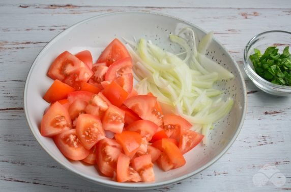 Tomato salad with onion and basil: photo of recipe preparation, step 1