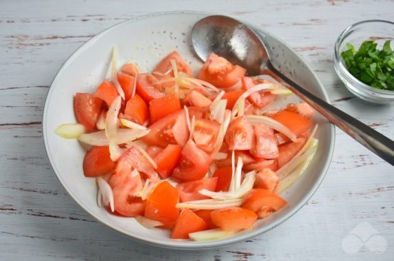 Tomato salad with onion and basil: photo of recipe preparation, step 2