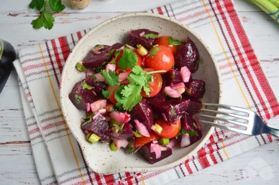 Salad with beetroot and cherry tomatoes: photo of recipe preparation, step 4