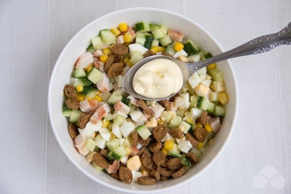 Salad with smoked chicken, corn and crackers: photo of recipe preparation, step 3