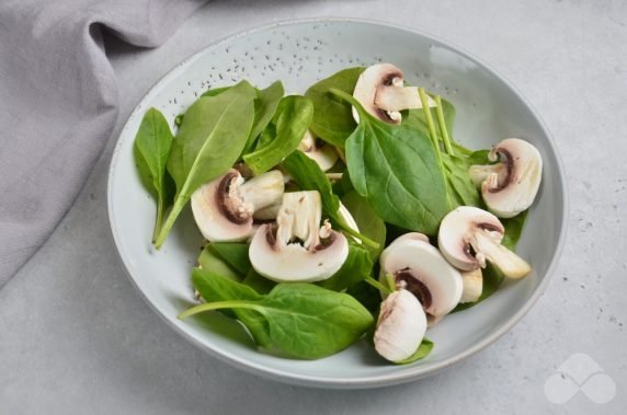 Salad with spinach and mushrooms: photo of recipe preparation, step 2