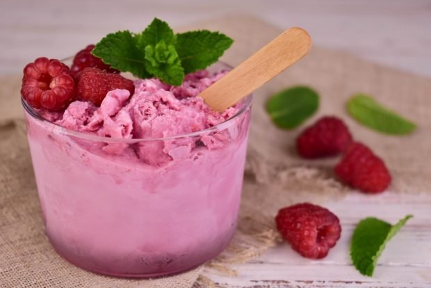 Raspberry ice cream at home 