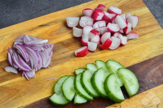 Salad with eggs, spinach and radish: photo of recipe preparation, step 2