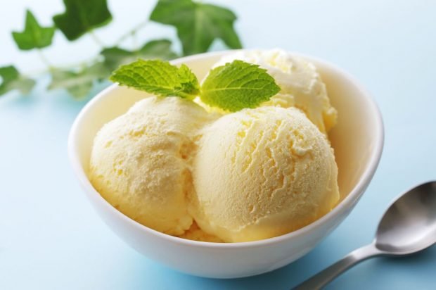 Homemade ice cream without eggs 