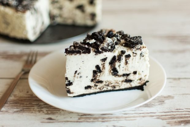 Cheesecake with oreo and chocolate drops is a simple and delicious recipe, how to cook step by step