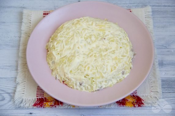 Herring under a fur coat with pickled onions: photo of recipe preparation, step 3