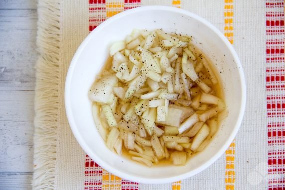 Herring under a fur coat with pickled onions: photo of recipe preparation, step 1