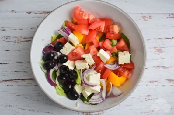 Greek salad without cucumbers: photo of recipe preparation, step 3