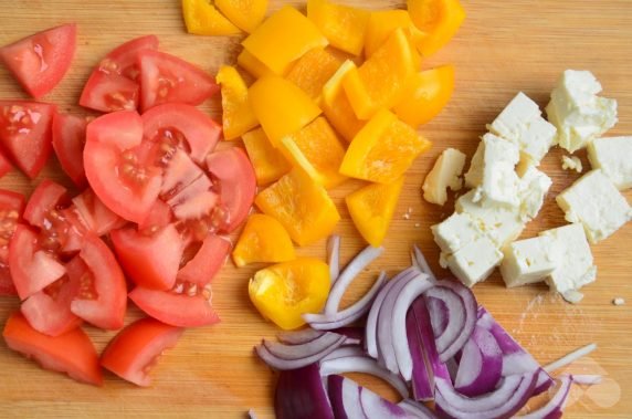 Greek salad without cucumbers: photo of recipe preparation, step 2