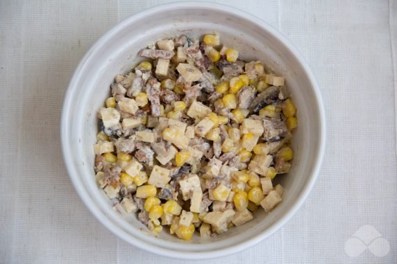 Salad with cheese, sprats and corn: photo of recipe preparation, step 3