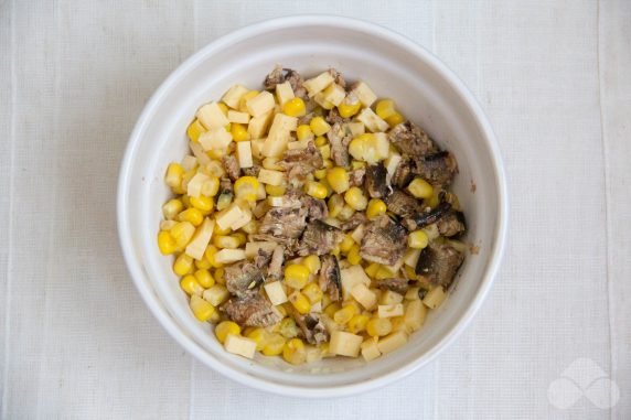 Salad with cheese, sprats and corn: photo of recipe preparation, step 2