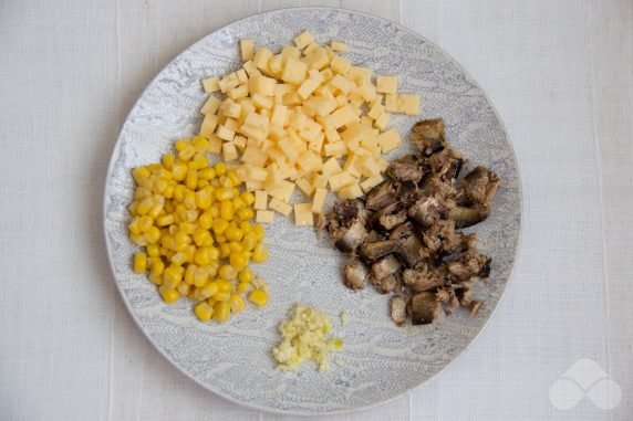 Salad with cheese, sprats and corn: photo of recipe preparation, step 1