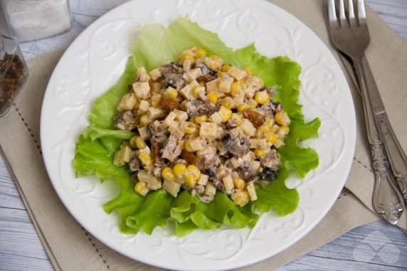 Salad with cheese, sprats and corn: photo of recipe preparation, step 4