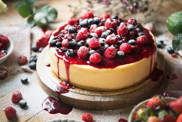 Mascarpone and sour cream cheesecake is a simple and delicious recipe, how to cook step by step