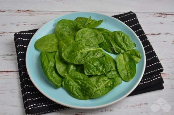 Salad with tuna, spinach and feta: photo of recipe preparation, step 2