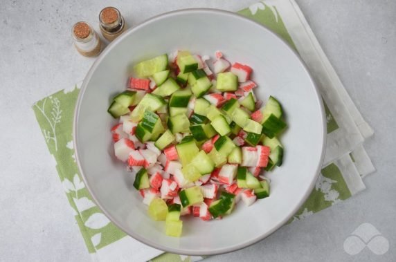 Salad with crab sticks and egg pancake: photo of recipe preparation, step 3