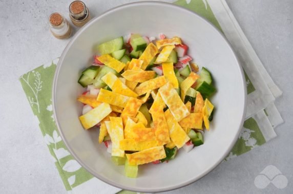 Salad with crab sticks and egg pancake: photo of recipe preparation, step 4