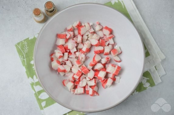 Salad with crab sticks and egg pancake: photo of recipe preparation, step 2