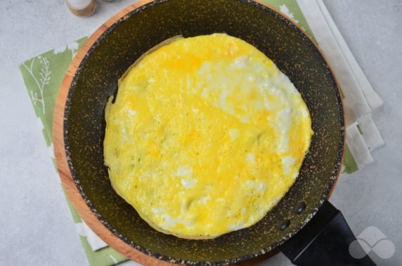 Salad with crab sticks and egg pancake: photo of recipe preparation, step 1