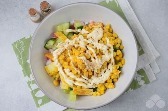 Salad with crab sticks and egg pancake: photo of recipe preparation, step 6