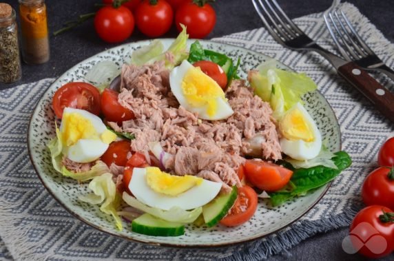 Salad with tuna and vegetables: photo of recipe preparation, step 5