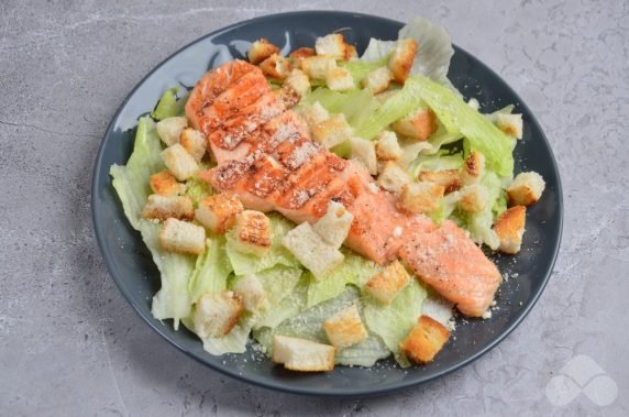 Caesar salad with grilled salmon: photo of recipe preparation, step 3