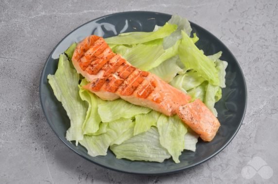 Caesar salad with grilled salmon: photo of recipe preparation, step 2