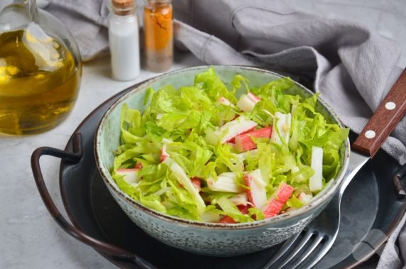 Quick salad with Peking cabbage and crab sticks: photo of recipe preparation, step 3